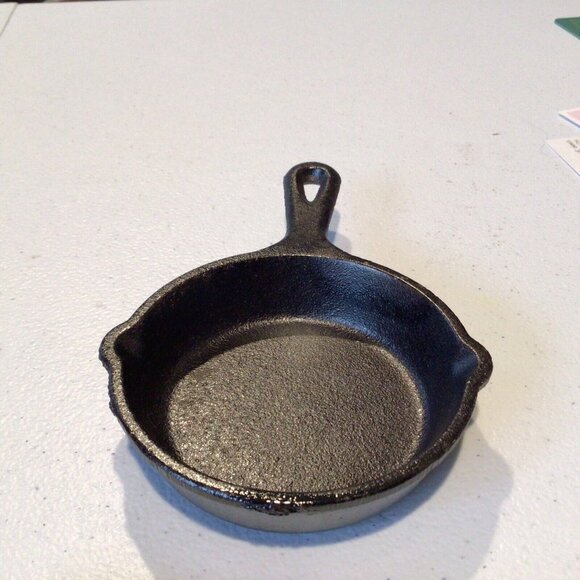 Lodge Mini Black Cast Iron Skillet Frying Pan Spoon Rest Cookware Ashtray - Picture 2 of 5